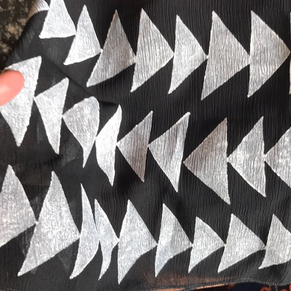 Black fluttery tank - Picture 4 of 4